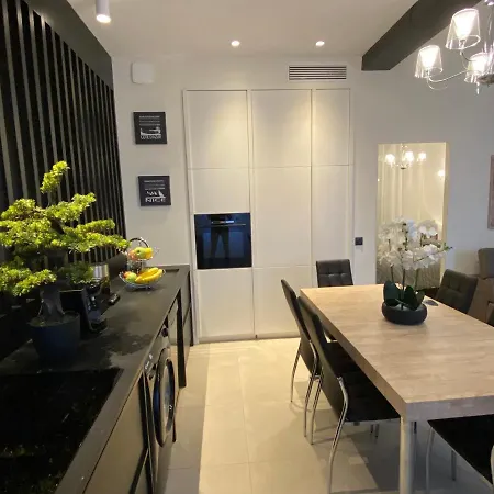 Zen And Charming - Center -5 Min Walk To Sea- 2br Apartment