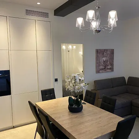 Zen And Charming - Center -5 Min Walk To Sea- 2br Apartment *